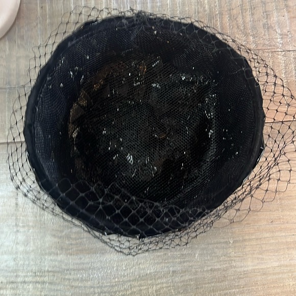 EUC VTG Box Hat with Netting black textures material/ inner mesh lining - Picture 6 of 10